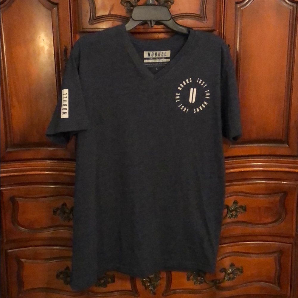 Men’s NOBULL Project V-Neck Tee NWOT